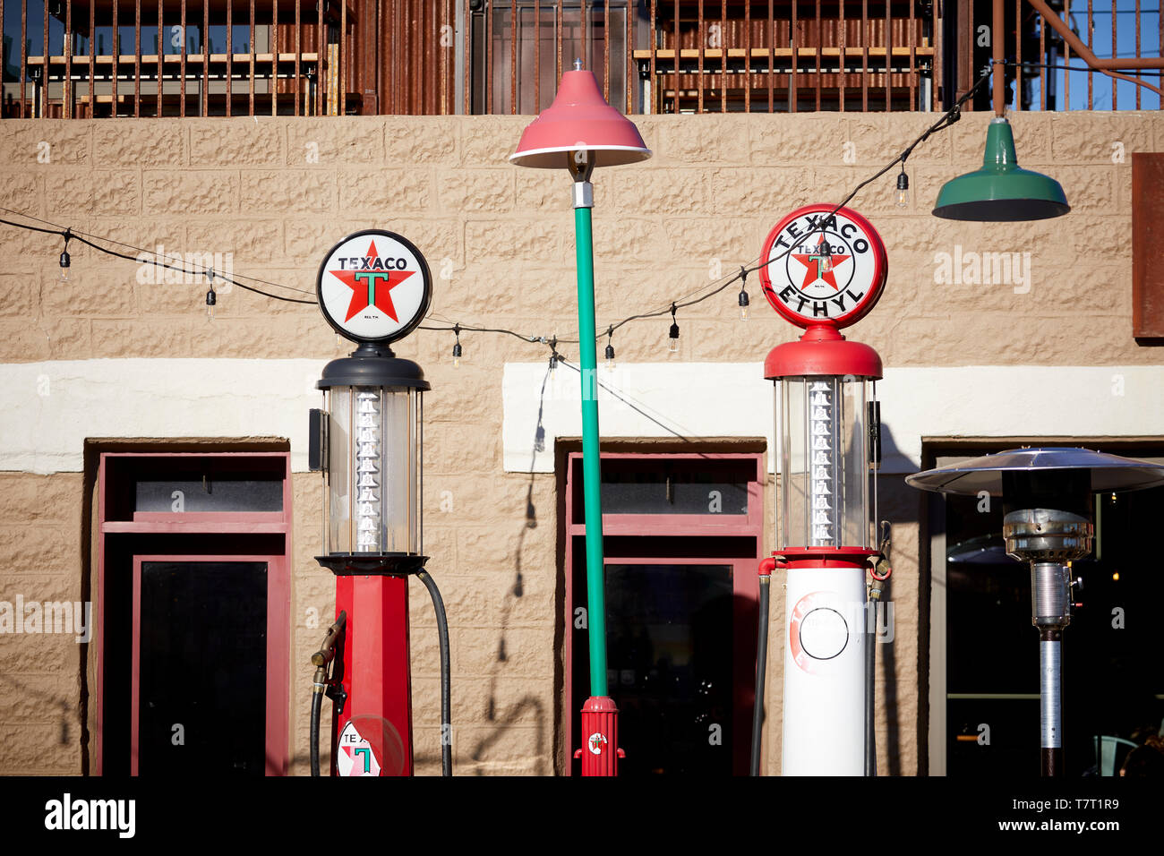 Historische Route 66 in Williams, Arizona. Station 66 italienischen Bistro mit Vintage gas Texaco Pumpen in den Gärten Stockfoto