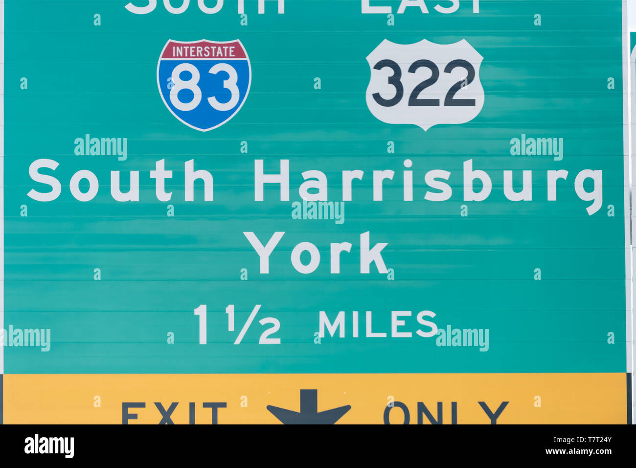 Grüne Straße Richtung Zeichen für die Ausreise nur nach Süden Interstate Highway 83 und im Osten Route 322 nach Harrisburg in Pennsylvania, USA Stockfoto