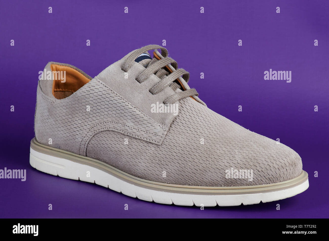 Ein grau casual Herren Schuh auf lila Hintergrund isoliert Stockfoto