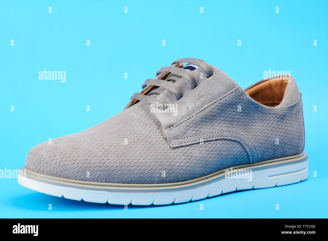 Elegante zwanglose Herren Schuh Seitenansicht auf blauem Hintergrund isoliert Stockfoto