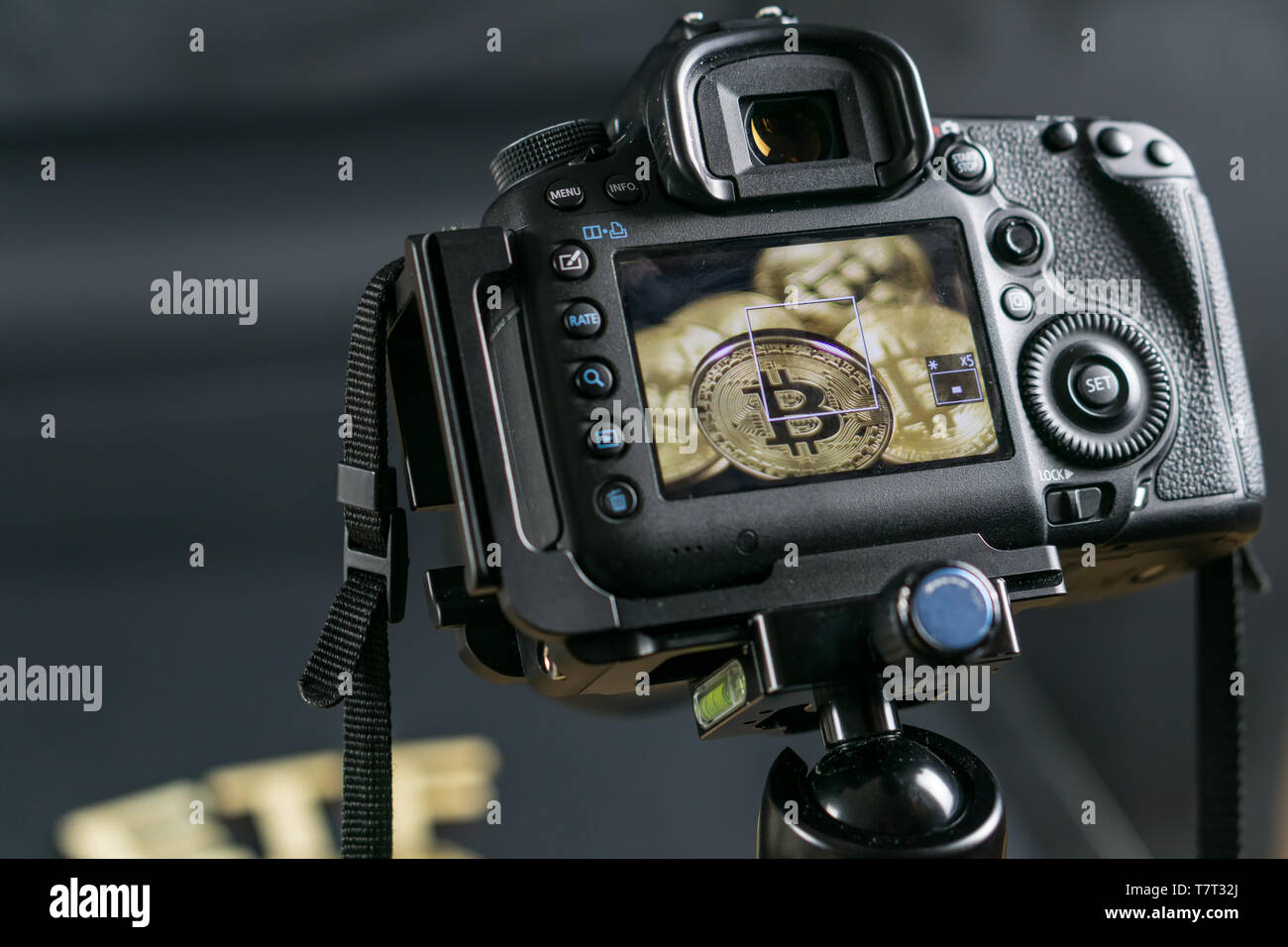 DSLR-Kamera, ein Makro Foto von Bitcoin Münzen. Unter den Augen der buergerlichen Konzept Bitcoin Stockfoto