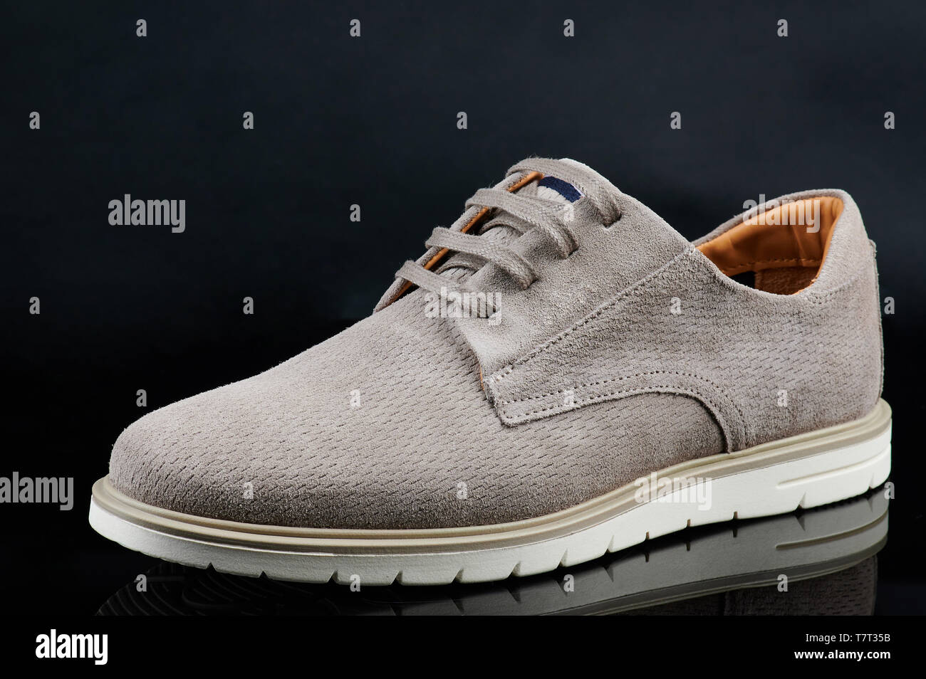 Der moderne Mensch Casual Schuh Seitenansicht auf schwarzem Hintergrund Stockfoto