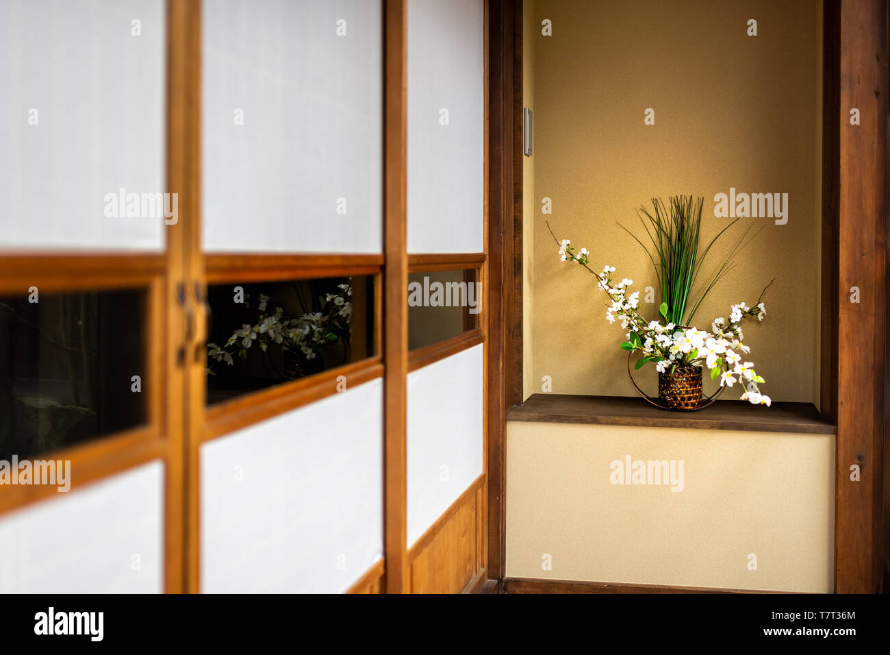 Traditionelle japanische Haus oder Ryokan mit Shoji Schiebetüren Papier Türen und Ikebana Dekoration Stockfoto