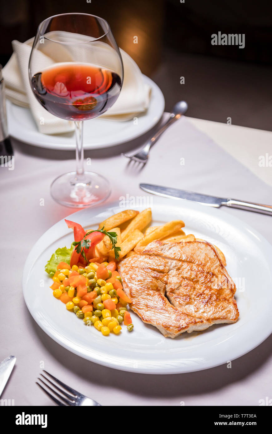 Gegrillte Schweinelendchen Beilage und Wein Essen im Restaurant, Traditionelle Balkanländer teil Stockfoto