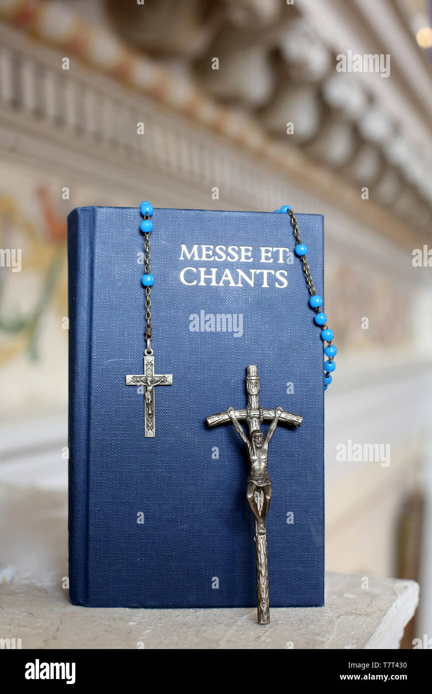 Livre de Messe et Chants, Kruzifix et chapelet. Stockfoto