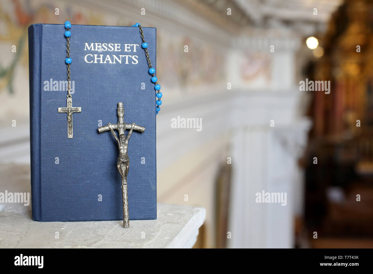 Livre de Messe et Chants, Kruzifix et chapelet. Stockfoto