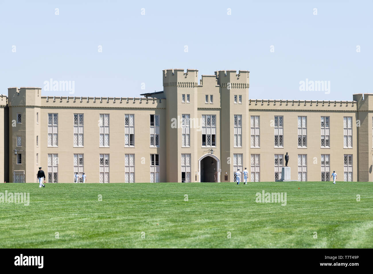 Lexington, USA - 18. April 2018: Virginia Military Institute Kadetten im weiße Uniform Wandern auf grünen Rasen während der sonnigen Tag vor Clayton Stockfoto