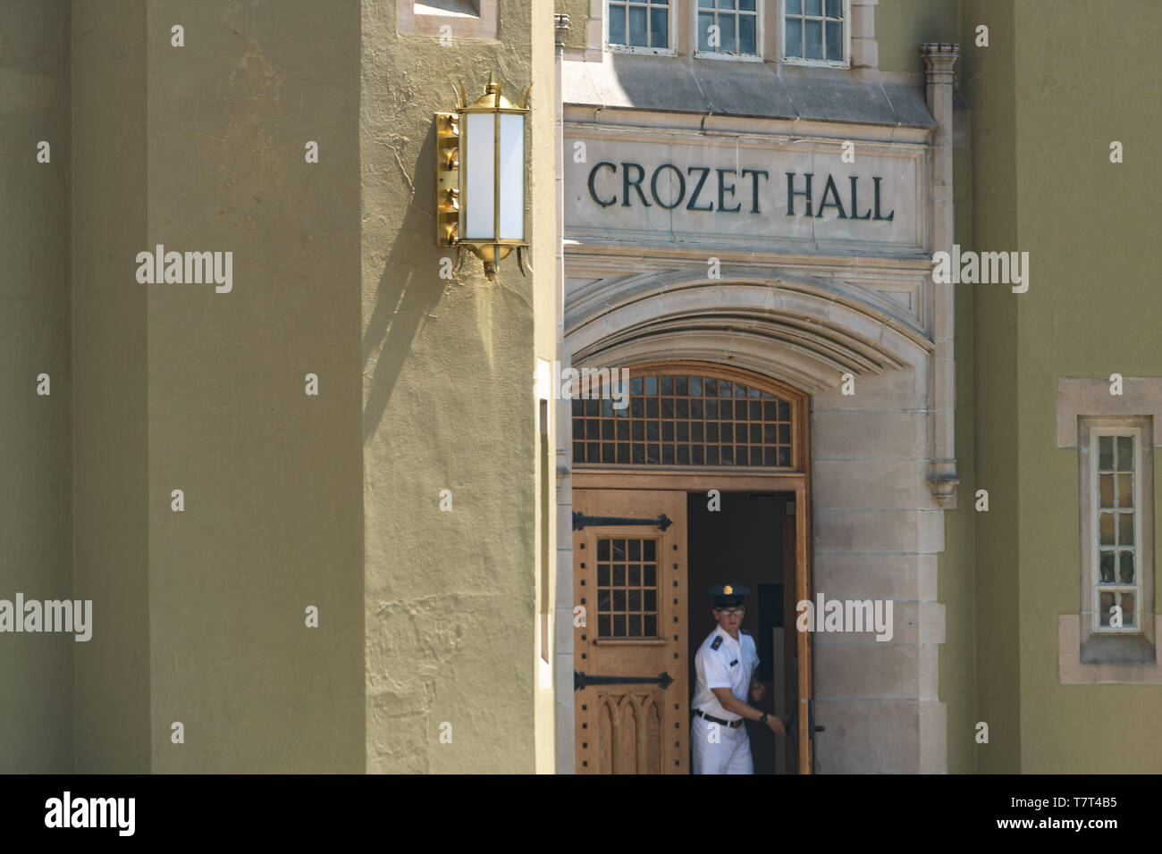 Lexington, USA - 18. April 2018: Mann Mann Offizier oder Kursleiter Öffnen der Tür Crozet Hall Gebäude auf dem Campus der Virginia Military Institute Stockfoto