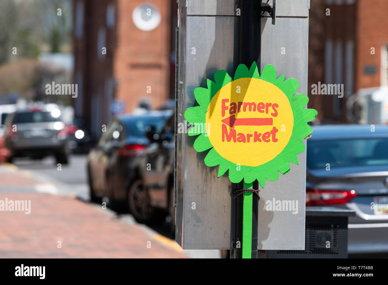 Lexington, USA - 18. April 2018: Bauernmarkt mit Sonnenblume Form mit Richtungspfeil auf der Main Street von Virginia Stadt im Sommer oder sp Stockfoto
