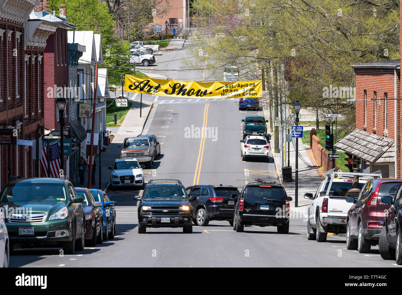 Lexington, USA - 18. April 2018: historische Innenstadt Stadt Stadt in Virginia Landschaft Shenandoah Bergdorf, Zeichen für Kunst zeigen auf Washington stre Stockfoto