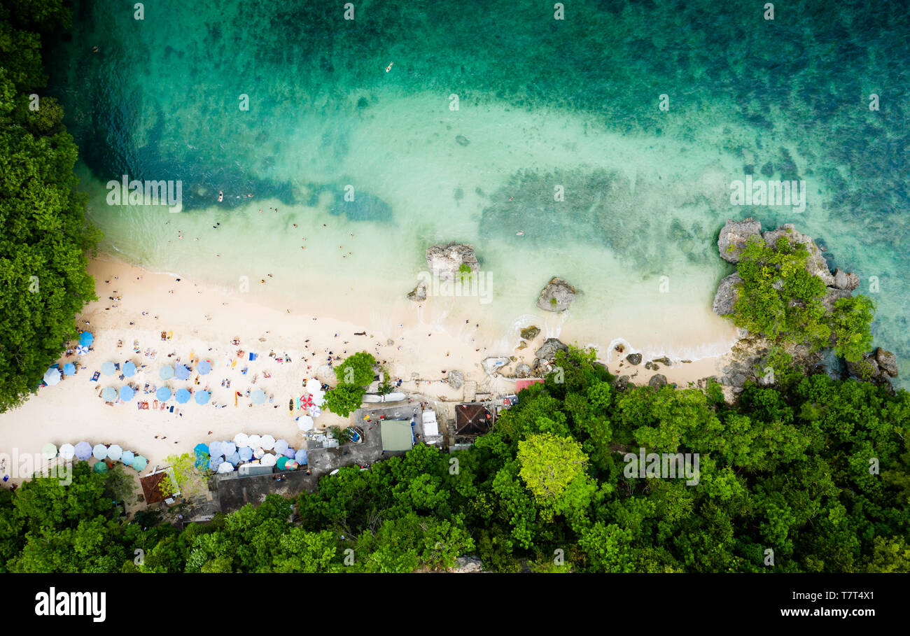 Touristen am Strand von Padang Padang entspannen Sie sich in dem Film "essen beten Liebe' in Bali, Badung. Stockfoto