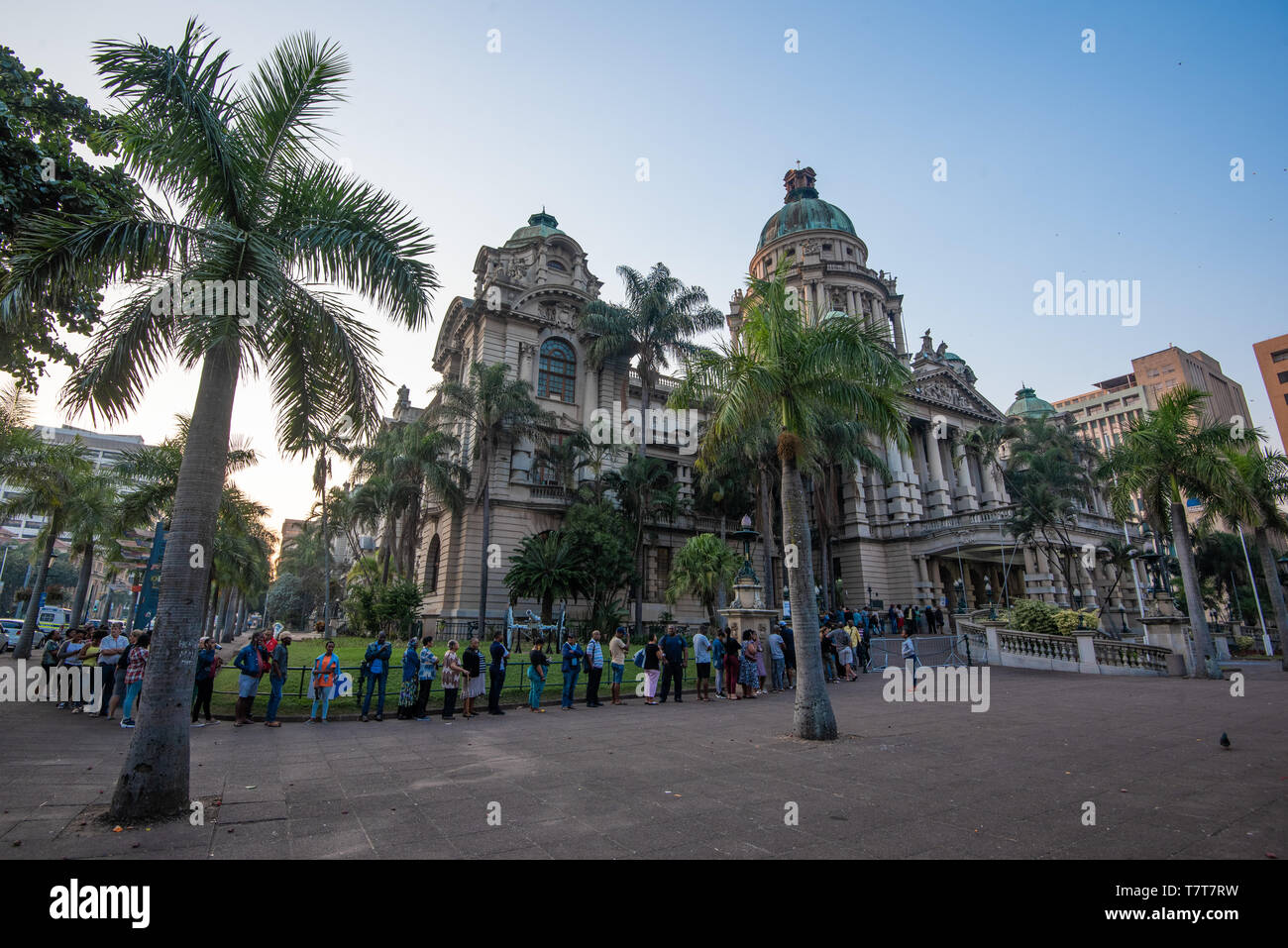 Durban, Südafrika, 8. Mai 2019: S. Wähler Warteschlange geduldig beim Warten auf ihre Wahllokale in Durban Rathaus im Jahr 2019 Südafrikanischen Parlamentswahlen zu öffnen. Bild: Jonathan Oberholster/Alamy leben Nachrichten Stockfoto