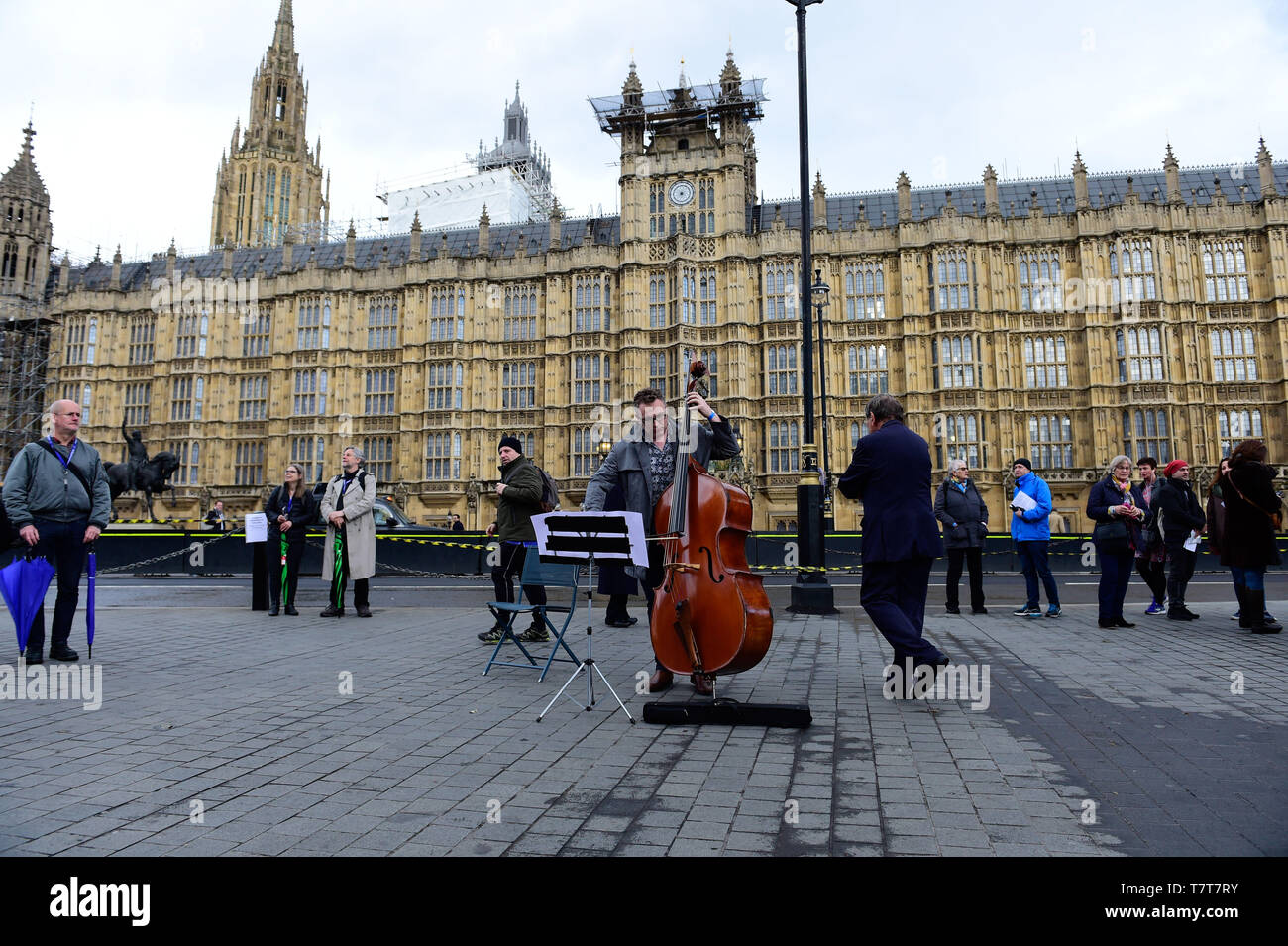 London, Großbritannien. 8. Mai, 2019. Dash Kunst, anti-europäischen Brexit Flash Mob, Außerhalb der Westminster Abbey, die Durchführung einer 5 minütigen Auszug aus bethoven's 9 (Ode an die Freude) feiert die dauerhafte Verbindungen zwischen Großbritannien und Europa Quelle: Van Quan/Alamy leben Nachrichten Stockfoto