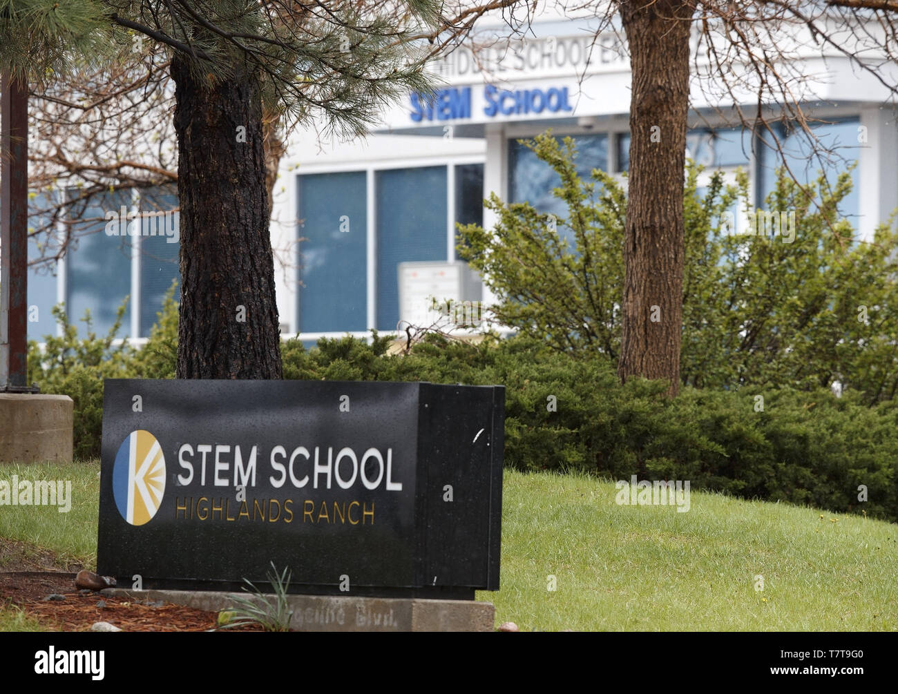 Centennial, Colorado, USA. 8. Mai, 2019. Vor dem Eingang zum Stiel Schule in Highlands Ranch, CO, in dem 18 Jahre alten verdächtigen Devon Erickson und einem jugendlichen weiblichen des Gehens in die Schule durch einen Eingang ohne Metalldetektoren beschuldigt werden, dann eröffneten das Feuer an zwei Standorten. Credit: Hector Acevedo/ZUMA Draht/Alamy leben Nachrichten Stockfoto