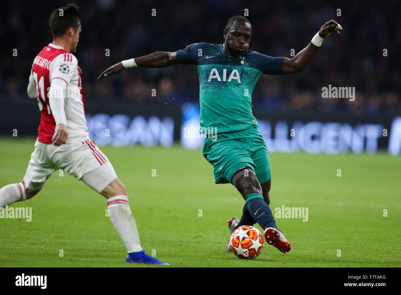 Amsterdam, Niederlande. 8. Mai, 2019. Hotspur von Moussa Sissoko (R) konkurriert während der UEFA Champions League Halbfinale Rückspiel Fußball Match zwischen Ajax und Tottenham Hotspur in Amsterdam, Niederlande, 8. Mai 2019. Hotspur gewann 3-2 (3-3 auf die aggregierte) und erweitert, um die Endrunde auf entfernte Ziele. Credit: Zheng Huansong/Xinhua/Alamy leben Nachrichten Stockfoto