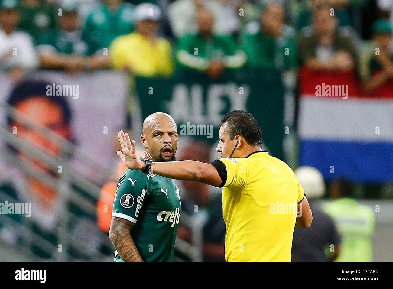 Sao Paulo, Brasilien. 08 Mai, 2019. PALMEIRAS X SAN LORENZO ARG - Der Schiedsrichter Gery Anthony Vargas Carreño diskutiert mit Felipe Melo tun Palmeiras bei einem Match zwischen Palmeiras und San Lorenzo (Argentinien) gültig für die sechste und letzte Runde der Gruppenphase an der Copa Libertadores von Amerika 2019, bei der Allianz Parque statt. Credit: Foto Arena LTDA/Alamy leben Nachrichten Stockfoto