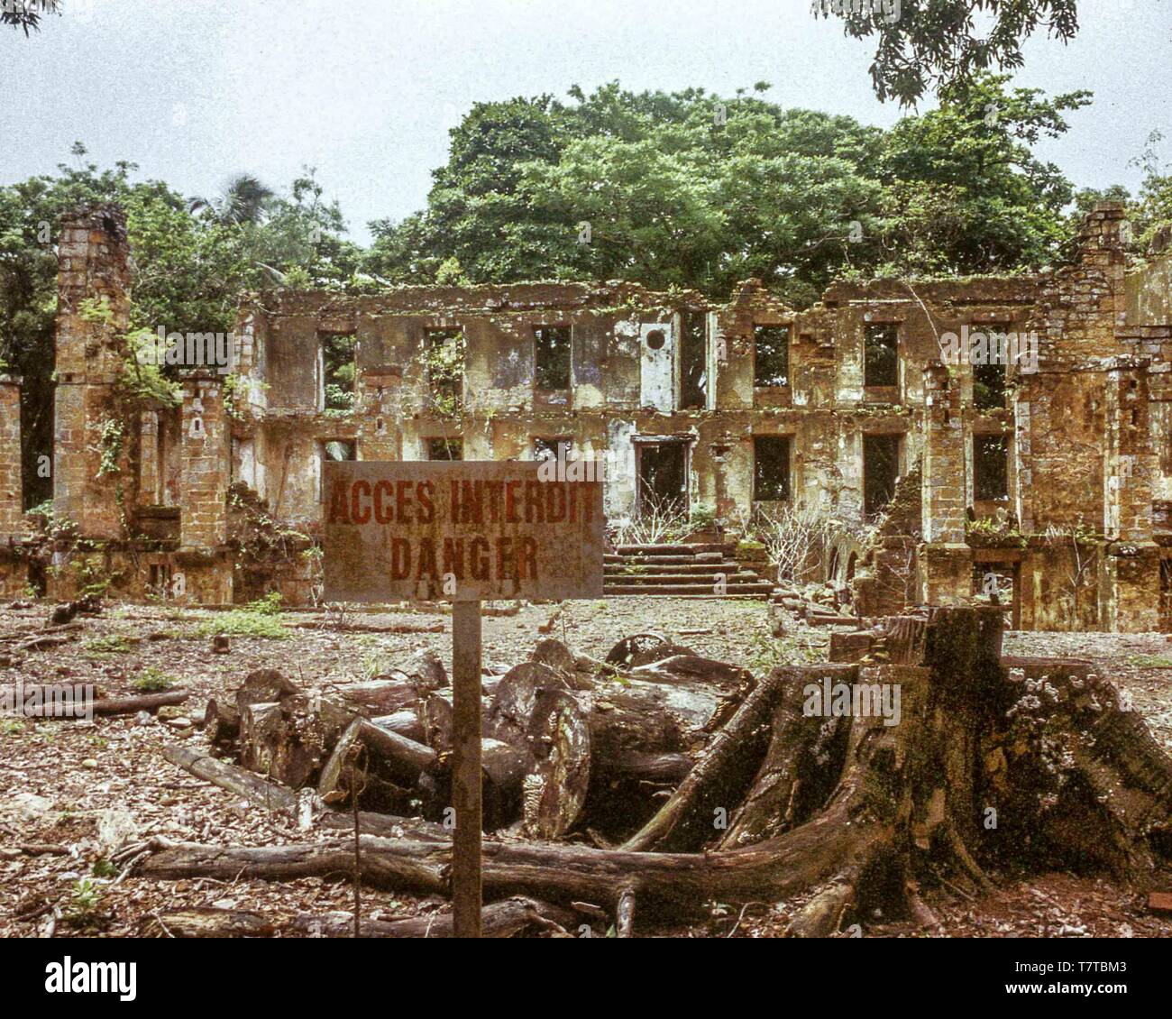 Französisch Guyana. 10 Apr, 2000. Ruinen der berüchtigte französische Strafkolonie auf Ile Royale, einer der drei Inseln (Royale, Saint-Joseph und Diable) des vulkanischen ÃŽles du Salut Gruppe aus Guayana, die zusammen als Teufel Insel (regionalrats du Diable). Jetzt ein Naturschutzgebiet, in dem Touristen und Kreuzfahrtschiff Fahrgäste, Besucher sind nicht auf die kleinen Teufel Insel erlaubt, aber Tour die verfallende alte Gefängnis Einrichtungen auf der nahe gelegenen Insel Royale. Credit: Arnold Drapkin/ZUMA Draht/Alamy leben Nachrichten Stockfoto