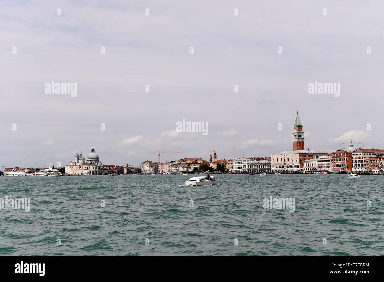 Venedig, Italien. 08 Mai, 2019. Während der Pre-Opening-Periode der Kunst Biennale Venedig 2019, ein Motorboot können auf dem Wasser vor dem Hintergrund der Lagunenstadt gesehen werden. Die internationale Kunstausstellung beginnt am 11.05.2019 und endet am 24.11.2019. Credit: Felix Hörhager/dpa/Alamy leben Nachrichten Stockfoto