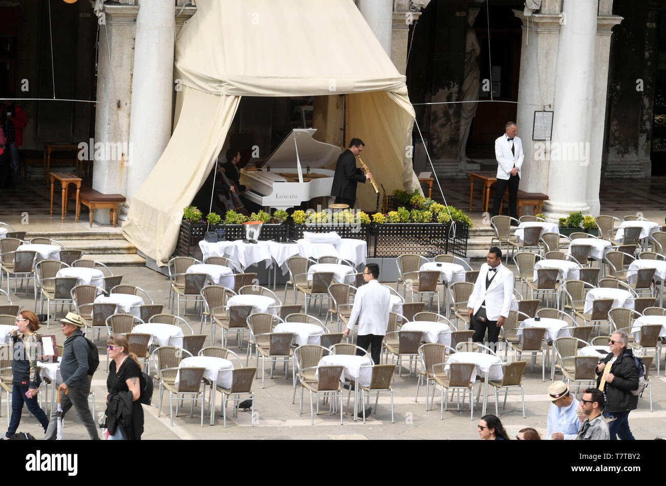 Venedig, Italien. 08 Mai, 2019. Während der Pre-Opening-Periode der Venedig Biennale 2019, morgens, die Tabellen in einem Straßencafé in der Nähe des Marktplatzes sind noch nicht besetzt. Die internationale Kunstausstellung beginnt am 11.05.2019 und endet am 24.11.2019. Credit: Felix Hörhager/dpa/Alamy leben Nachrichten Stockfoto