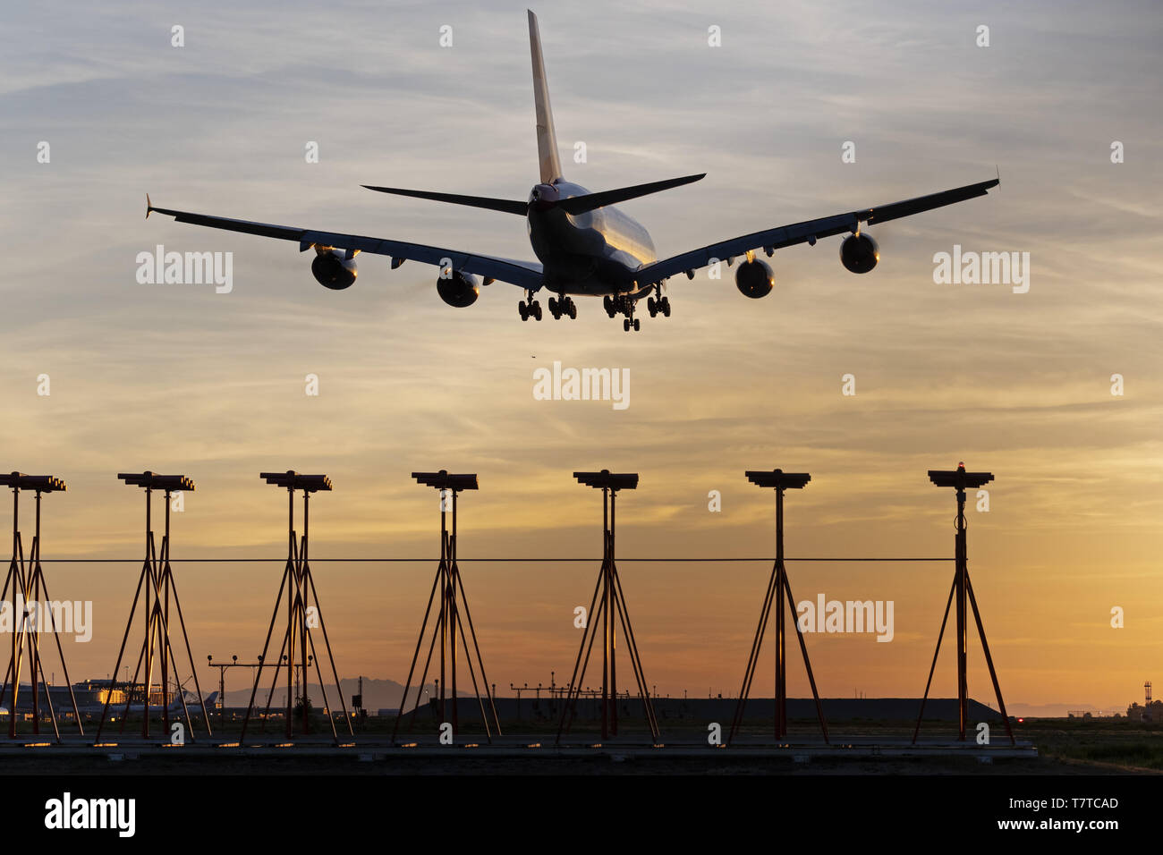 Richmond, British Columbia, Kanada. 8. Mai, 2019. Einen British Airways Airbus A 380-841 (G-XLEF) jetliner von der untergehenden Sonne silhouetted, landet in Vancouver International Airport. Credit: bayne Stanley/ZUMA Draht/Alamy leben Nachrichten Stockfoto
