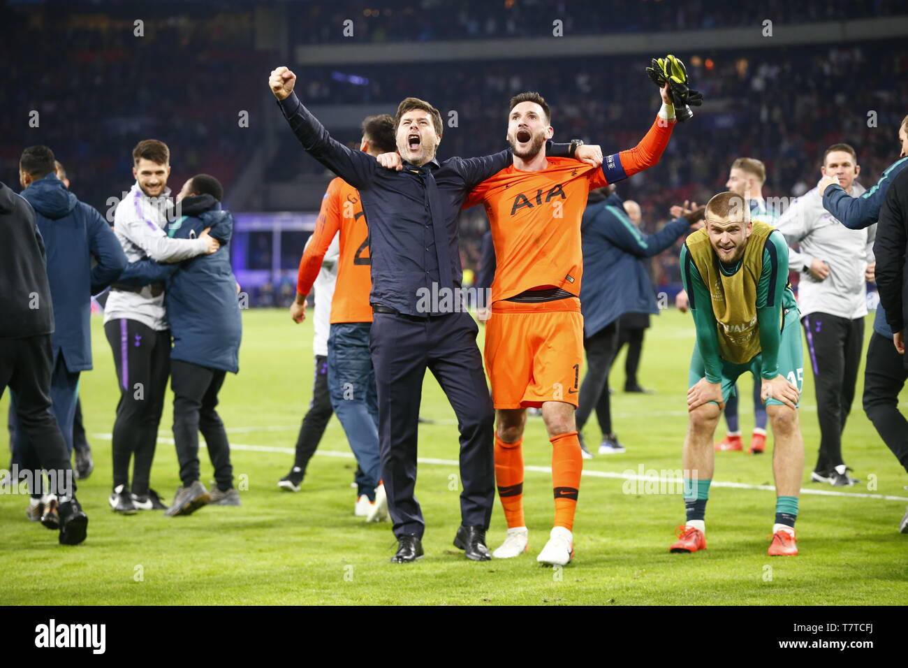 Amsterdam, Niederlande. 08 Mai, 2019. L-R Tottenham Hotspur Manager Mauricio Pochettino und Tottenham Hotspur's Hugo Lloriscelebrate gewinnen Sie während der UEFA Championship League Halbfinale 2 Bein zwischen Ajax und Tottenham Hotspur an Johan Cruyff Arena, Amsterdam, Niederlande, am 08. Mai 2019 FA Premier League und der Football League Bilder unterliegen dem DataCo Lizenz. Redaktionelle Verwendung nur. Kein Print Sales. Keine persönlichen Gebrauch. Credit: Aktion Foto Sport/Alamy leben Nachrichten Stockfoto