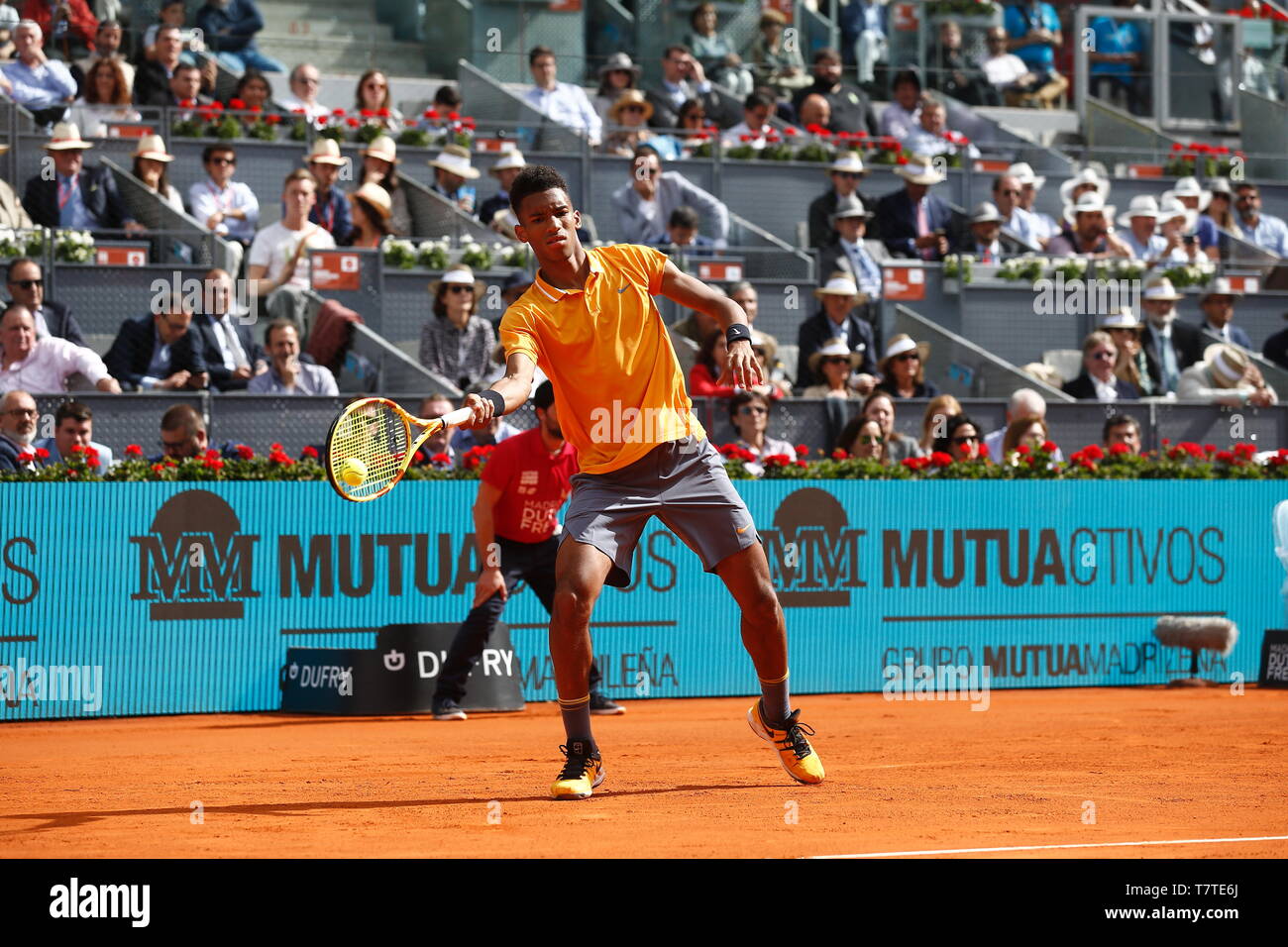 Madrid, Spanien. 8. Mai, 2019. Felix Auger-Aliassime (Kanada) Tennis: Felix Auger-Aliassime von Kanada während Singles 2. runde Spiel gegen Rafael Nadal aus Spanien auf der ATP World Tour Masters 1000 Mutua Madrid Open Tennisturnier auf dem Caja Magica in Madrid, Spanien. Credit: mutsu Kawamori/LBA/Alamy leben Nachrichten Stockfoto