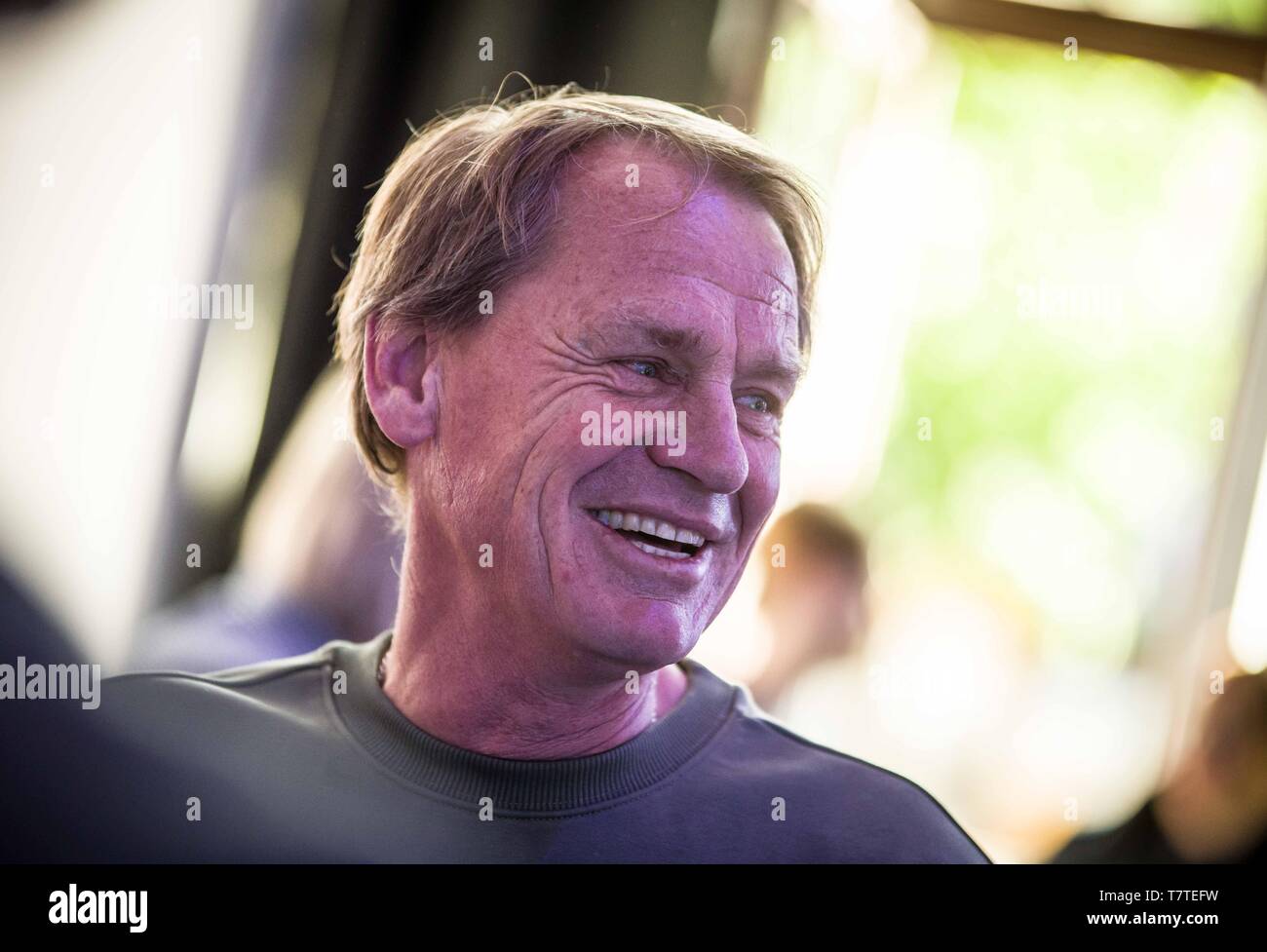 München, Bayern, Deutschland. 9. Mai, 2019. Markus Wasmeier, Ski-Doppelolympiasieger und Botschafter der "E BIKE TAGE. Als Teil der EBikeDays Programm, der bayerische Innenminister Joachim Herrmann stellte die Pläne Radfahren als Travel Option innerhalb der Stadt zu fördern, sowie die neue Polizei e-bikes. Marion Schöbel ne, GeschÃ¤ftsfÃ¼hrerin der Olympiapark München GmbH. Markus Wasmeier, Ski-Doppelolympiasieger und Botschafter der "E BIKE TAGE. Peter Schlickenrieder, Cheftrainer des deutschen Langlauf-Teams. Credit: ZUMA Press, Inc./Alamy leben Nachrichten Stockfoto