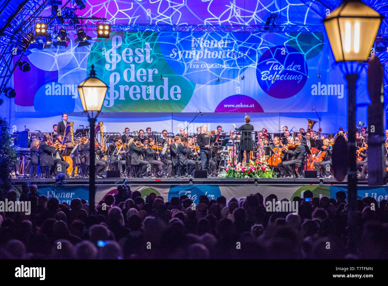 Wien, Österreich. 8. Mai, 2019. Ein Konzert zum Gedenken an den Sieg des Zweiten Weltkriegs und der Befreiung der Konzentrationslager Mauthausen in Österreich ist Wien, Österreich, 8. Mai 2019 statt. Quelle: Guo Chen/Xinhua/Alamy leben Nachrichten Stockfoto