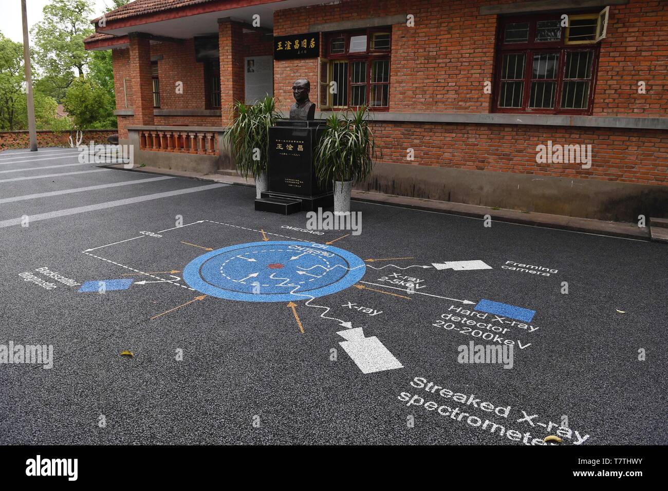 (190509) - CHENGDU, Mai 9, 2019 (Xinhua) - Foto am 23. April 2019 zeigt die ehemalige Residenz von Wang Ganchang, einer chinesischen Atomphysiker bei der Liangdancheng, d. h. die Stadt von Atombomben, der Website, wo Chinas erste Atom- und Wasserstoffbomben entwickelt wurden, sind im Kreis Zitong Mianyang, Provinz Sichuan im Südwesten Chinas. Zitong war die Heimat der Forschung Hauptsitz von Chinas Atomwaffenprogramm, wo ein Dutzend erstklassiger Wissenschaftler seit über einem Jahrzehnt auf Chinas erste Atom- und Wasserstoffbomben und Satellitenstarts in den 1960er und 1970er Jahren gearbeitet. (Xinhua / Liu Kun) Stockfoto