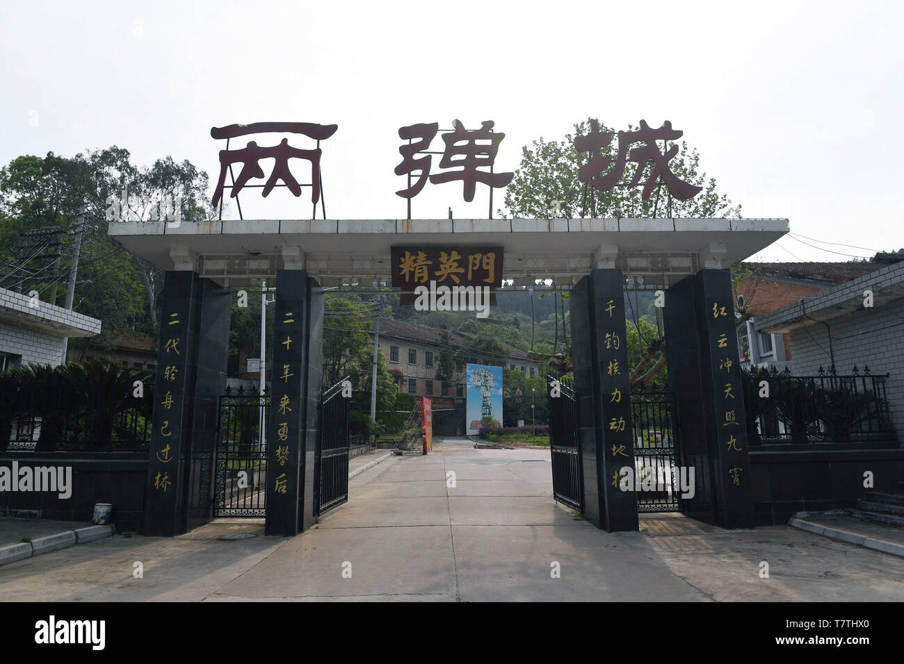 (190509) - CHENGDU, Mai 9, 2019 (Xinhua) - Foto am 23. April 2019 zeigt das Haupttor des Liangdancheng, d. h. die Stadt von Atombomben, der Website, wo Chinas erste Atom- und Wasserstoffbomben entwickelt wurden, sind im Kreis Zitong Mianyang, Provinz Sichuan im Südwesten Chinas. Zitong war die Heimat der Forschung Hauptsitz von Chinas Atomwaffenprogramm, wo ein Dutzend erstklassiger Wissenschaftler seit über einem Jahrzehnt auf Chinas erste Atom- und Wasserstoffbomben und Satellitenstarts in den 1960er und 1970er Jahren gearbeitet. (Xinhua / Liu Kun) Stockfoto