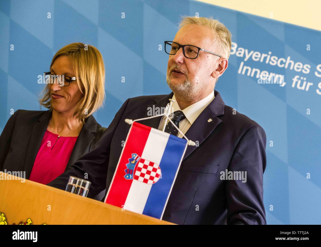 München, Bayern, Deutschland. 9. Mai, 2019. Kroatische Innenminister DAVOR BOZINOVIC (Davor BoÅ¾inoviÄ ‡) besucht sein bayerischer Amtskollege Joachim Herrmann in München Themen wie Migration, die externe EU-Grenzen, Eintritt Kroatiens in den Schengen-raum zu besprechen, und der EU-Ratspräsidentschaft 2020, die von Kroatien getragen werden. Minister Bozinovic gerichtet Behauptungen, die von NGOs, die kroatische Polizei illegale pushbacks von Flüchtlingen und Migranten zurück in Bosnien begehen, mit der Polizei illegal Bosnien. Der Minister hat gesagt, er weiß, der Vorwürfe ein Stockfoto