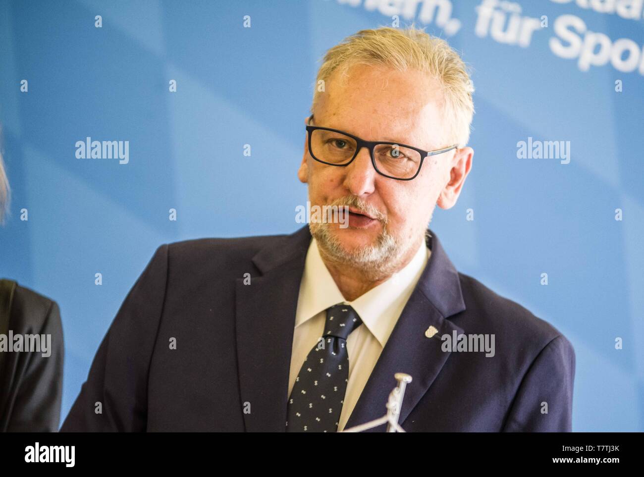 München, Bayern, Deutschland. 9. Mai, 2019. Kroatische Innenminister DAVOR BOZINOVIC (Davor BoÅ¾inoviÄ ‡) besucht sein bayerischer Amtskollege Joachim Herrmann in München Themen wie Migration, die externe EU-Grenzen, Eintritt Kroatiens in den Schengen-raum zu besprechen, und der EU-Ratspräsidentschaft 2020, die von Kroatien getragen werden. Minister Bozinovic gerichtet Behauptungen, die von NGOs, die kroatische Polizei illegale pushbacks von Flüchtlingen und Migranten zurück in Bosnien begehen, mit der Polizei illegal Bosnien. Der Minister hat gesagt, er weiß, der Vorwürfe ein Stockfoto