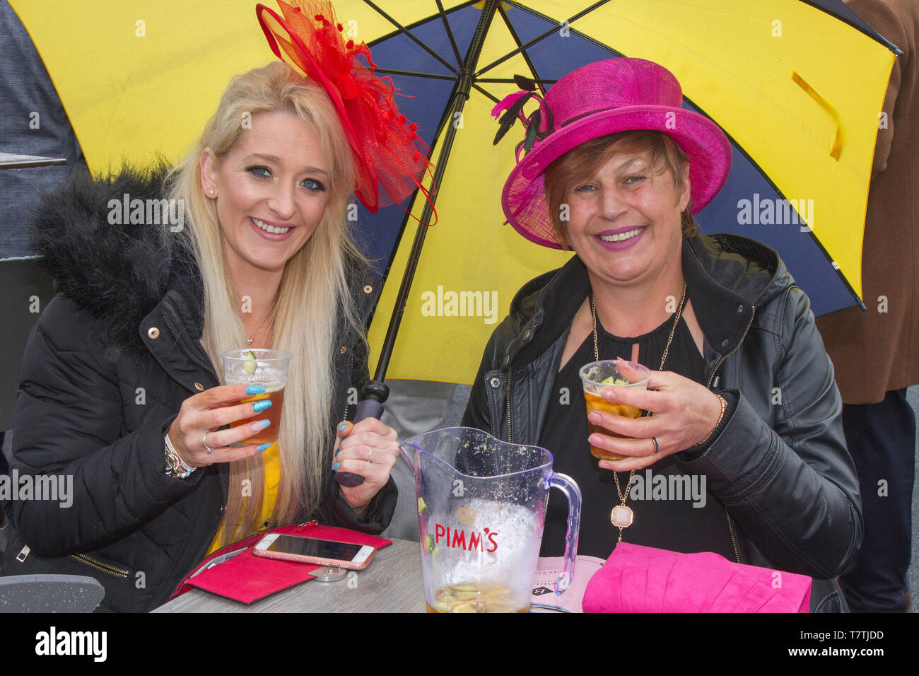 Chester, UK. 9. Mai, 2019 Boodles Mai Festival. Die berühmten Pferderennen Ereignis begrüßt Fashionistas & street style Leute auf diese sehr spezielle Parade der besten teuer weibliche Mode. Glamouröse racegoers Frauen in ausgefallenen Outfits, Damen in Figurbetonten Anzüge, blumenkleider, schön, charmant, elegant, wunderschöne, beeindruckende und wunderschöne, elegante modische Kittel, Plüsch opulente, ritzy Gönner, schöne, charmante, elegante, prächtige Hüte, Stirnbänder & Mode Putz tragen High End couture Chester Rennen teilnehmen. Kredit. MWI/AlamyLiveNews Stockfoto