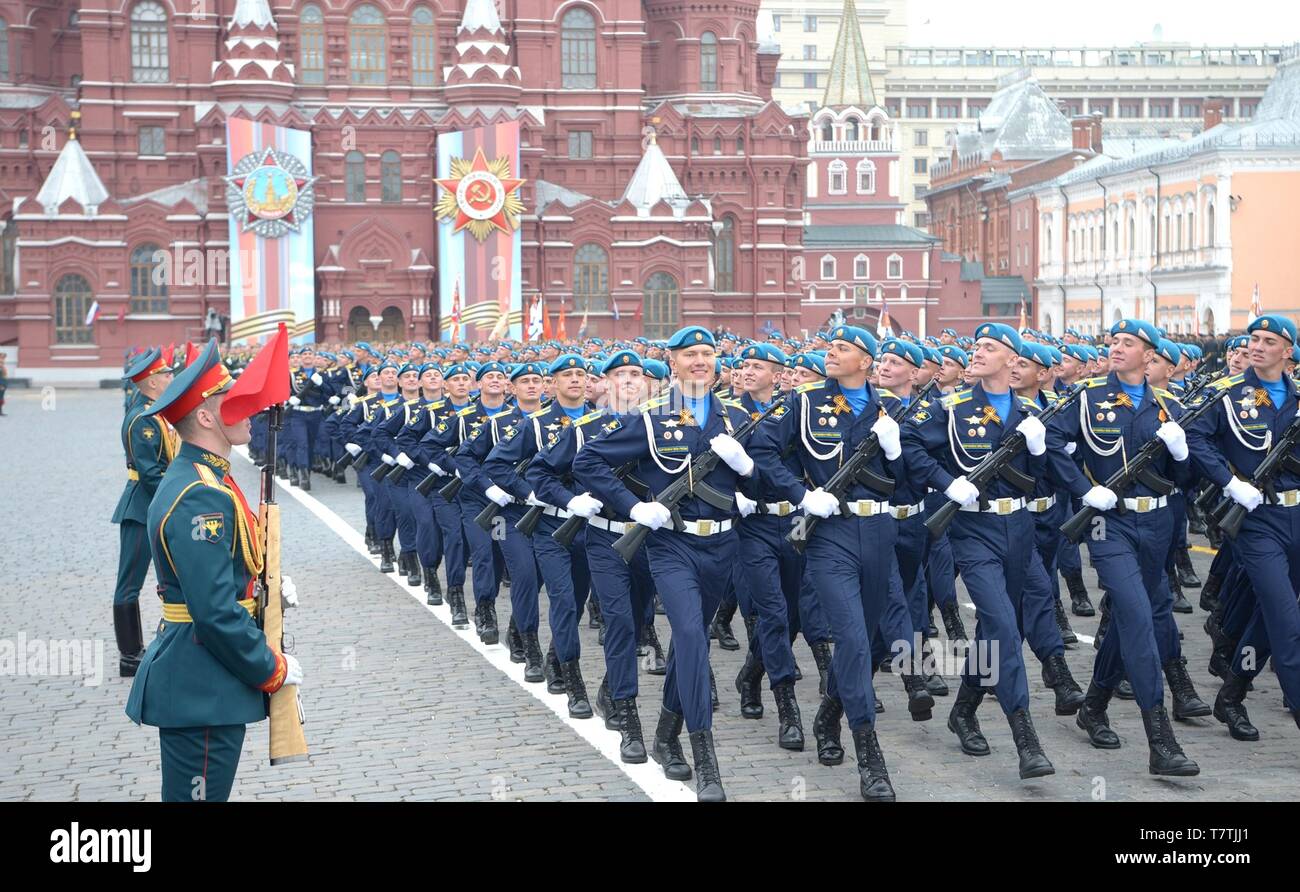 Moskau, Russland. 09 Mai, 2019. Russische Soldaten März während der jährlichen Tag des Sieges Militärparade anlässlich des 74. Jahrestages zum Ende des Zweiten Weltkrieges auf dem Roten Platz am 9. Mai 2019 in Moskau, Russland. Russland feiert die jährliche Veranstaltung wie der Sieg im Großen Vaterländischen Krieg bekannt, mit Paraden und eine nationale Adresse von Präsident Wladimir Putin. Credit: Planetpix/Alamy leben Nachrichten Stockfoto