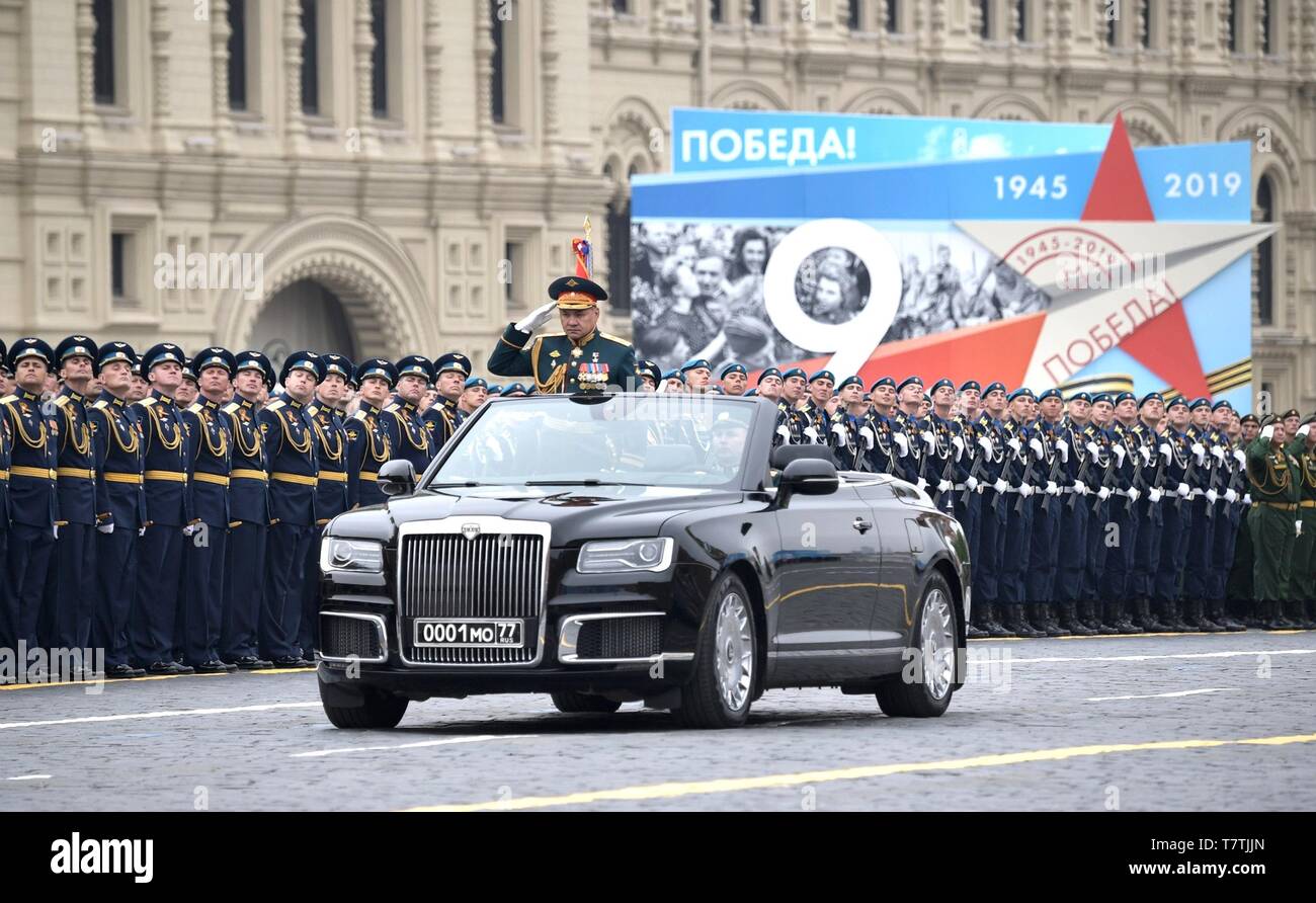 Moskau, Russland. 09 Mai, 2019. Russische Verteidigungsminister Sergej Shoigu begrüßt bei der Überprüfung der Truppen am jährlichen Tag des Sieges Militärparade anlässlich des 74. Jahrestages zum Ende des Zweiten Weltkrieges auf dem Roten Platz am 9. Mai 2019 in Moskau, Russland. Russland feiert die jährliche Veranstaltung wie der Sieg im Großen Vaterländischen Krieg bekannt, mit Paraden und eine nationale Adresse von Präsident Wladimir Putin. Credit: Planetpix/Alamy leben Nachrichten Stockfoto