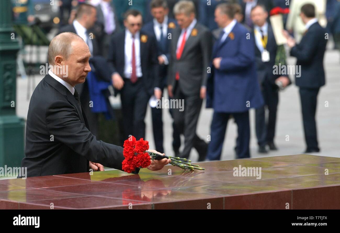 Moskau, Russland. 09 Mai, 2019. Der russische Präsident Wladimir Putin Orte rote Nelken auf dem Grab des Unbekannten Soldaten während einer Zeremonie nach der jährlichen Tag des Sieges Militärparade anlässlich des 74. Jahrestages zum Ende des Zweiten Weltkrieges auf dem Roten Platz am 9. Mai 2019 in Moskau, Russland. Russland feiert die jährliche Veranstaltung wie der Sieg im Großen Vaterländischen Krieg bekannt, mit Paraden und eine nationale Adresse von Präsident Wladimir Putin. Credit: Planetpix/Alamy leben Nachrichten Stockfoto