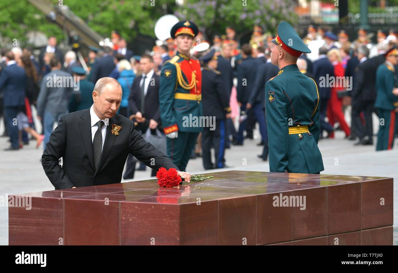 Moskau, Russland. 09 Mai, 2019. Der russische Präsident Wladimir Putin Orte rote Nelken auf dem Grab des Unbekannten Soldaten während einer Zeremonie nach der jährlichen Tag des Sieges Militärparade anlässlich des 74. Jahrestages zum Ende des Zweiten Weltkrieges auf dem Roten Platz am 9. Mai 2019 in Moskau, Russland. Russland feiert die jährliche Veranstaltung wie der Sieg im Großen Vaterländischen Krieg bekannt, mit Paraden und eine nationale Adresse von Präsident Wladimir Putin. Credit: Planetpix/Alamy leben Nachrichten Stockfoto