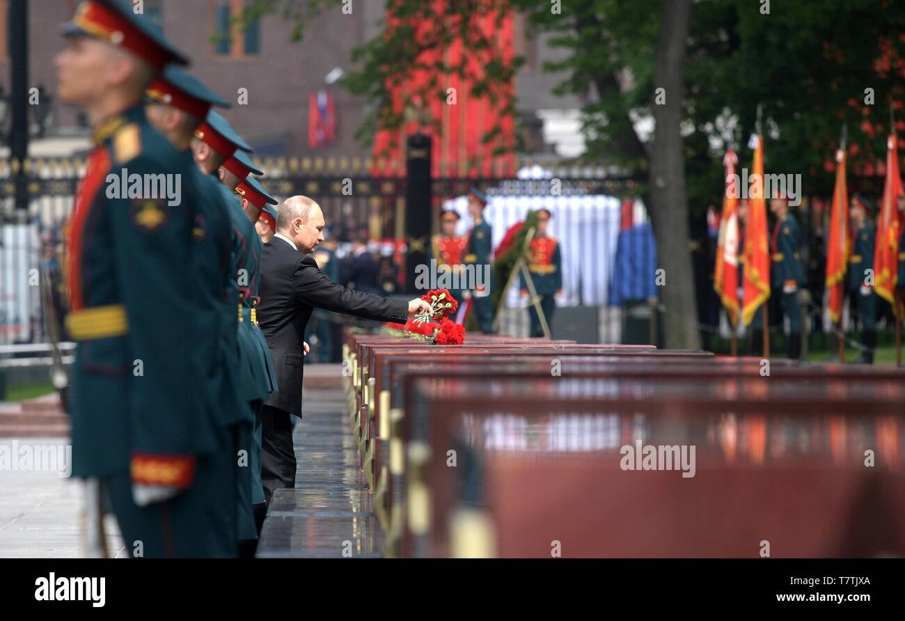 Moskau, Russland. 09 Mai, 2019. Der russische Präsident Wladimir Putin Orte rote Nelken auf dem Grab des Unbekannten Soldaten während einer Zeremonie nach der jährlichen Tag des Sieges Militärparade anlässlich des 74. Jahrestages zum Ende des Zweiten Weltkrieges auf dem Roten Platz am 9. Mai 2019 in Moskau, Russland. Russland feiert die jährliche Veranstaltung wie der Sieg im Großen Vaterländischen Krieg bekannt, mit Paraden und eine nationale Adresse von Präsident Wladimir Putin. Credit: Planetpix/Alamy leben Nachrichten Stockfoto