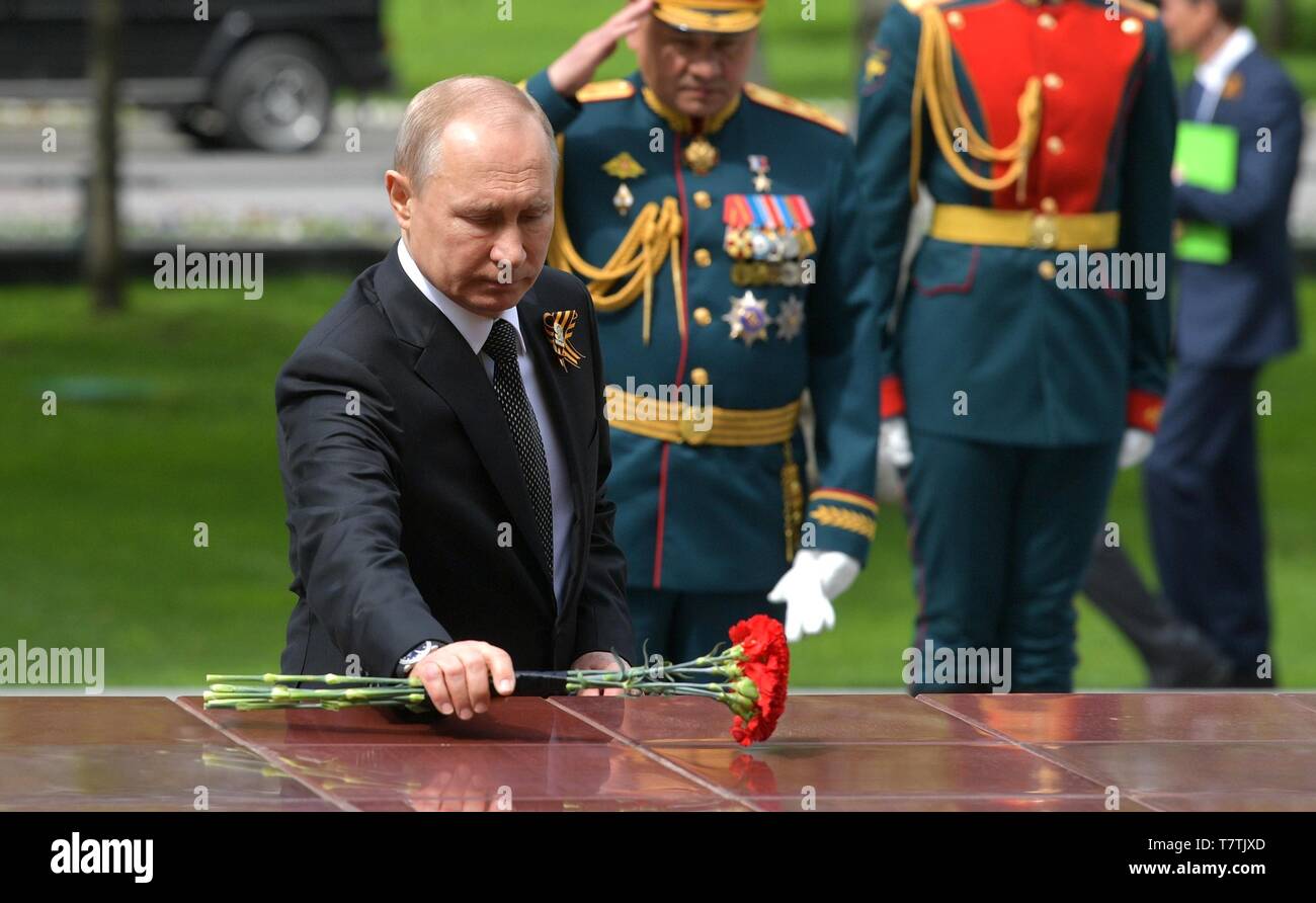 Moskau, Russland. 09 Mai, 2019. Der russische Präsident Wladimir Putin Orte rote Nelken auf dem Grab des Unbekannten Soldaten während einer Zeremonie nach der jährlichen Tag des Sieges Militärparade anlässlich des 74. Jahrestages zum Ende des Zweiten Weltkrieges auf dem Roten Platz am 9. Mai 2019 in Moskau, Russland. Russland feiert die jährliche Veranstaltung wie der Sieg im Großen Vaterländischen Krieg bekannt, mit Paraden und eine nationale Adresse von Präsident Wladimir Putin. Credit: Planetpix/Alamy leben Nachrichten Stockfoto
