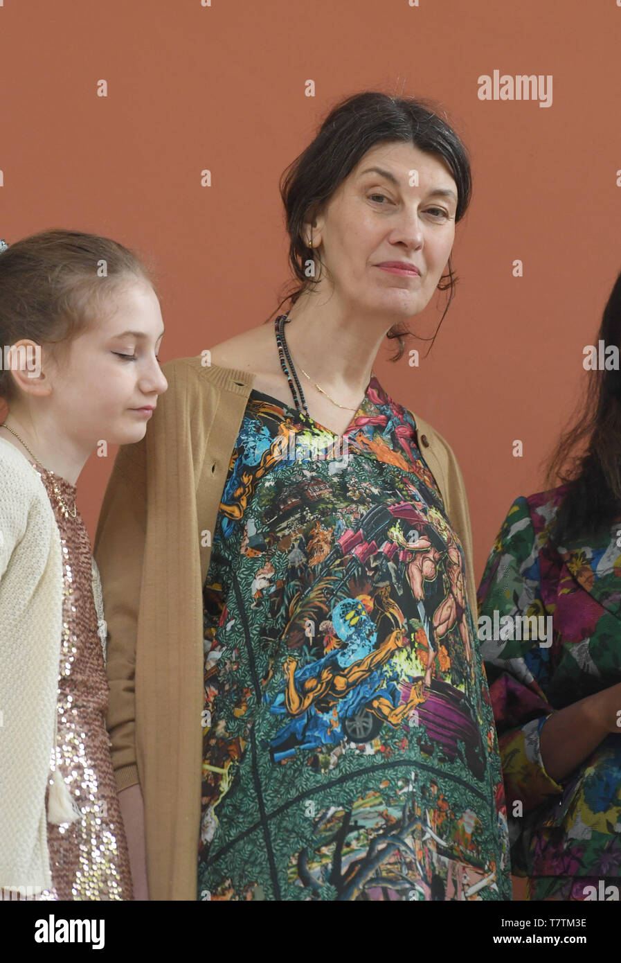 Venedig, Italien. 08 Mai, 2019. Die Tochter des Künstlers Freude Wilkes (l) und der Künstler Cathy Wilkes stand am Eingang des Britischen Pavillon auf der Kunstbiennale Venedig 2019. Die internationale Kunstausstellung beginnt am 11.05.2019 und endet am 24.11.2019. Credit: Felix Hörhager/dpa - ACHTUNG: Nur für redaktionelle Nutzung in Verbindung mit der aktuellen Berichterstattung über die Biennale 2019 und nur mit vollständiger Nennung der oben genannten Kreditkarte während der Dauer der Veranstaltung./dpa/Alamy leben Nachrichten Stockfoto