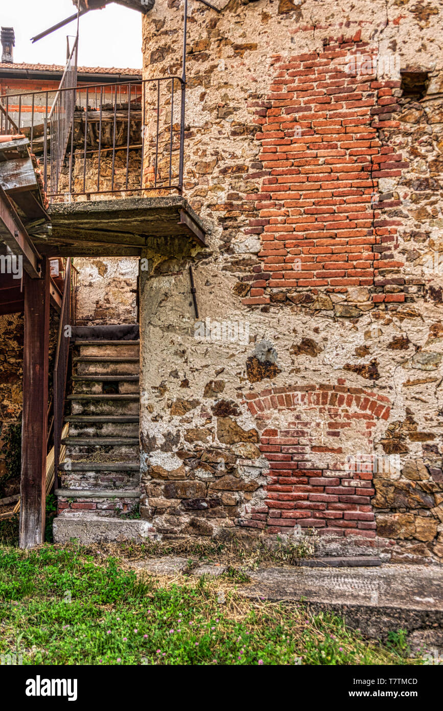 Viele italienische Dörfer haben viel von ihrer Bevölkerung zu großen Städten verloren. Dies ist in der Nähe von Biella Curino, in den schönen Hügeln des Piemont Stockfoto