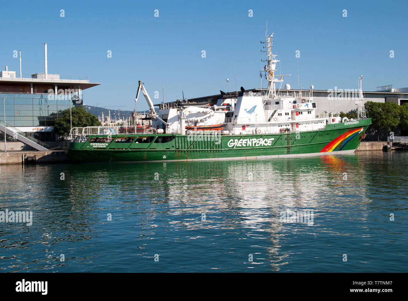 Esperanza Schiff der Greenpeace Organisation, die durch seinen Hafen Seite im Maremagnum Dock auf den Hafen von Barcelona. Stockfoto