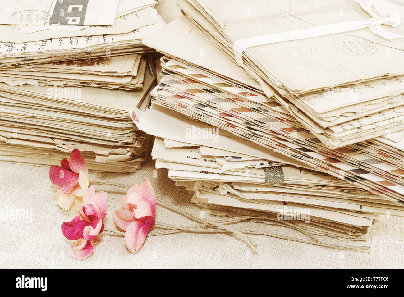 Stapel der alten Papierbahn postalische Korrespondenz und die Vintage rot Künstliche Blumen Stockfoto