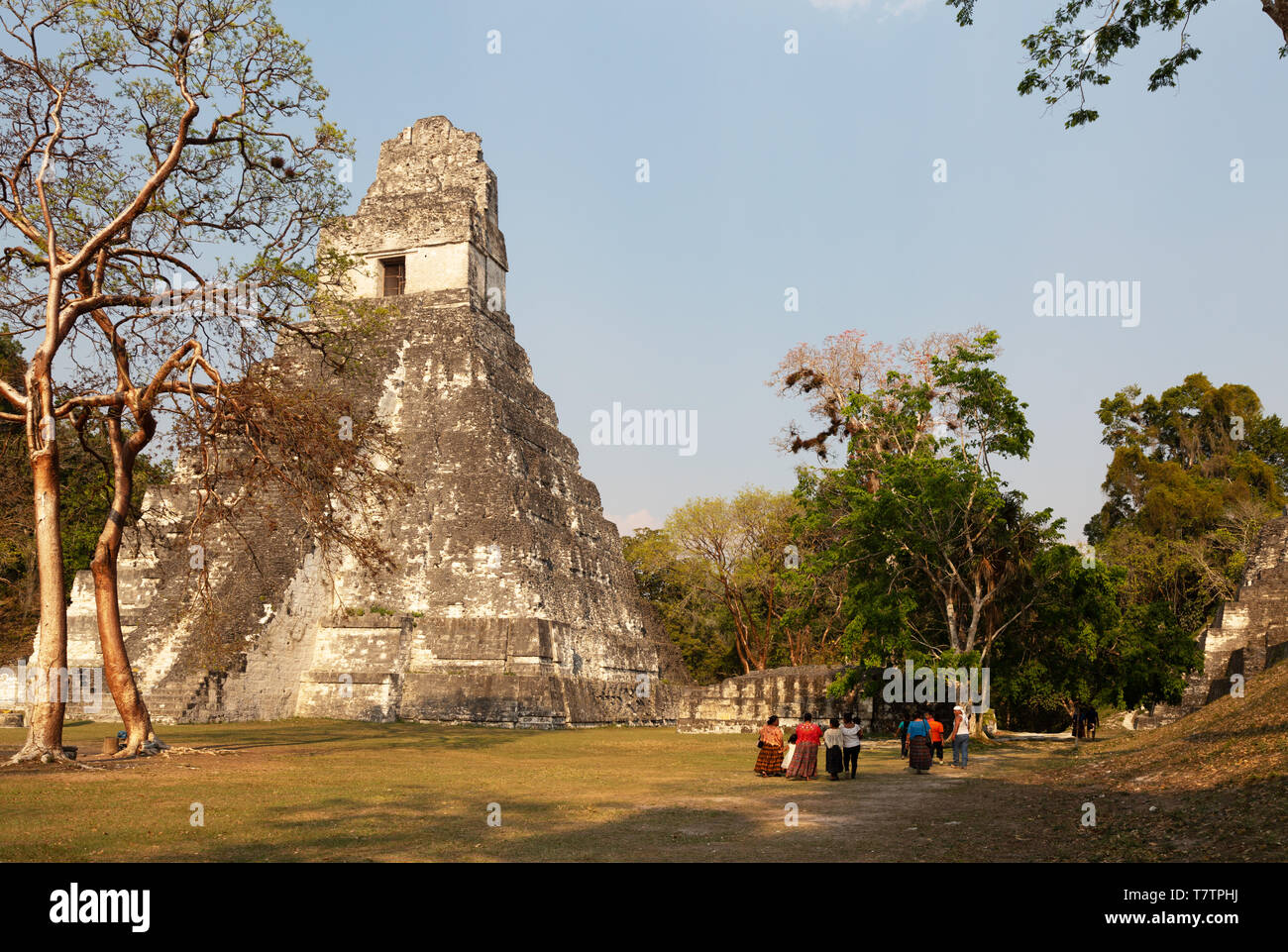 Die lokale Bevölkerung in traditioneller Kleidung und Tempel 1, oder Tempel der Großen Jaguar, eine zerstörte Maya Tempel, Nationalpark Tikal, Guatemala Mittelamerika Stockfoto