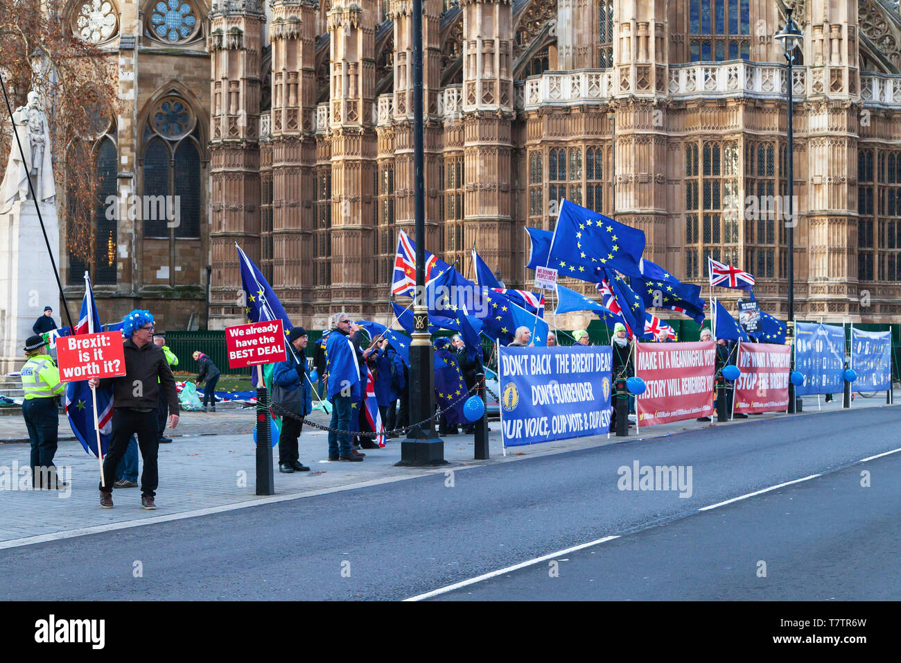 London, Großbritannien - 19 Dezember, 2018: Demonstranten gegen Brexit halten Plakate und Europäische Union Flaggen vor den Häusern des Parlaments o Stockfoto
