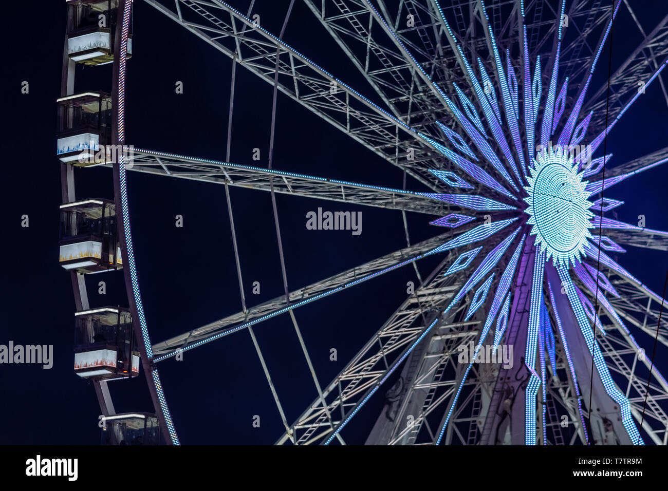 Vergnügungspark in der Nacht - Riesenrad in Bewegung Stockfoto