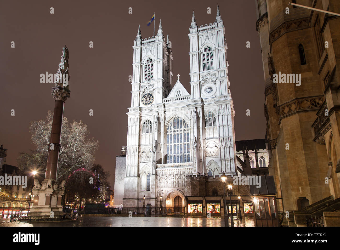 Westminster Abbey und Gelehrten War Memorial bei Nacht, London, Vereinigtes Königreich. Stockfoto