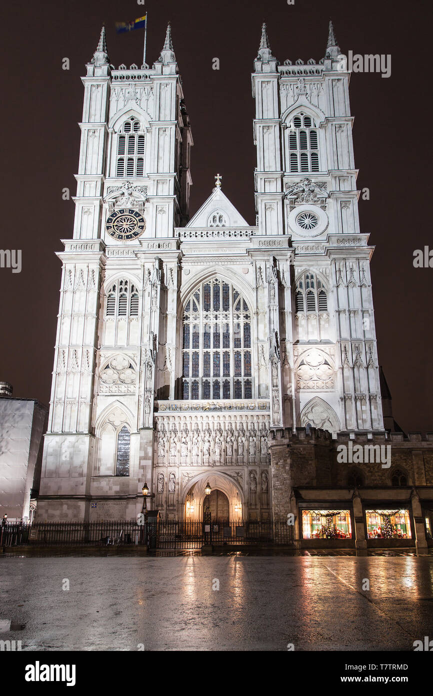Western Türme von Westminster Abbey bei Nacht, London, Vereinigtes Königreich. Stockfoto