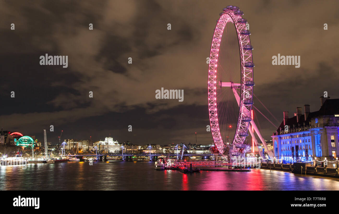 London Eye und die Themse bei Nacht, London, Vereinigtes Königreich. Stockfoto