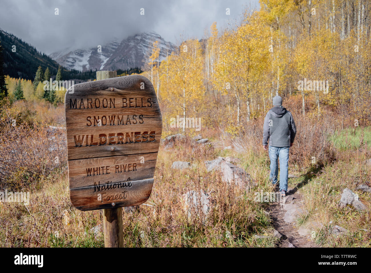 Eine hölzerne Maroon Bells Snowmass Wilderness Trail mit ein Wanderer im Herbst in die Colorado Rockies, Aspen, Colorado, USA Stockfoto